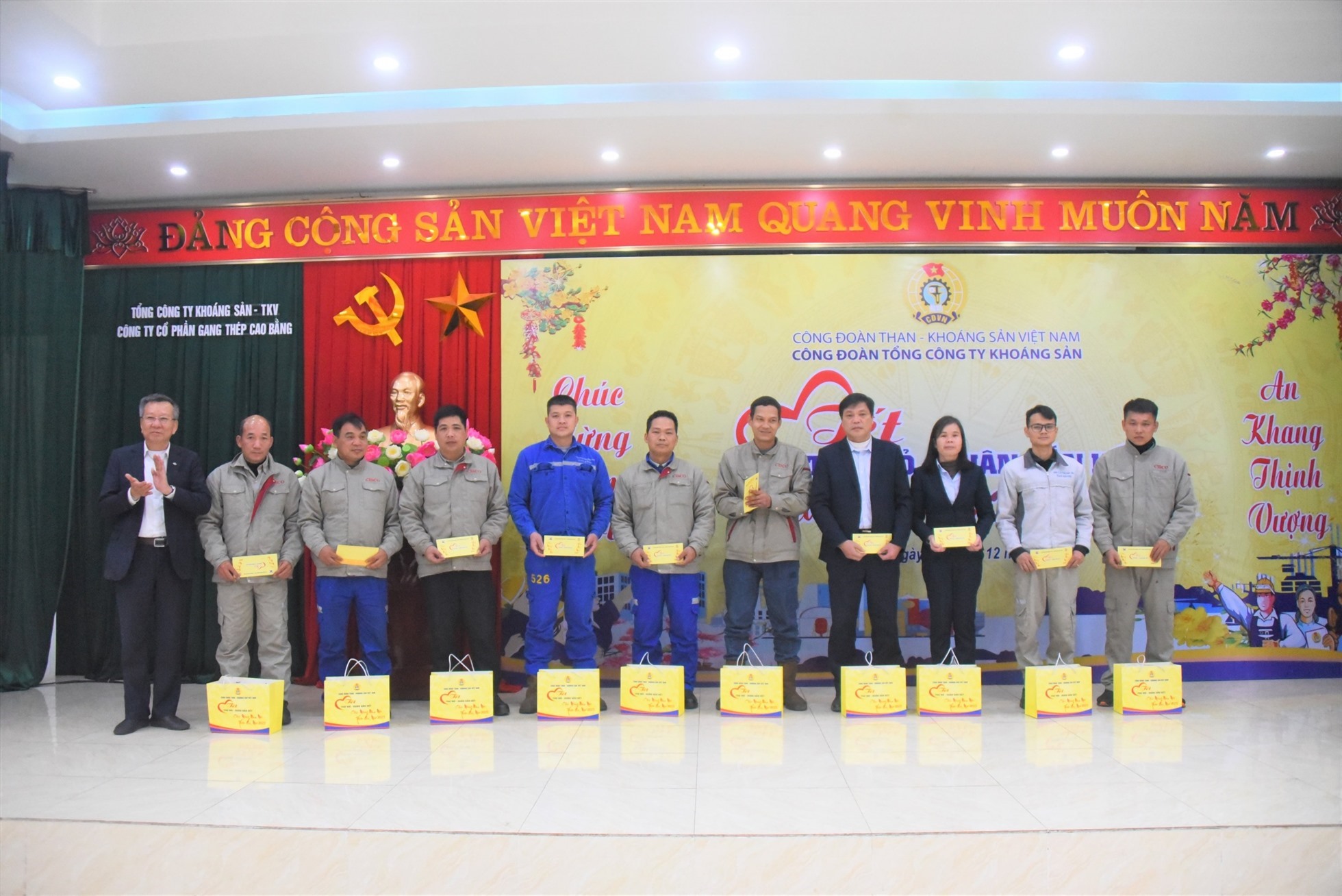 Hơn 200 người lao động nhận quà Tết. Ảnh: Nguyễn Thảo.