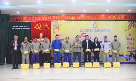 Hơn 200 người lao động nhận quà Tết. Ảnh: Nguyễn Thảo.