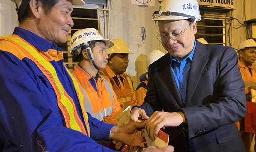 Niềm vui của anh chị em công nhân trên công trường khi Chủ tịch Liên đoàn Lao động Thành phố Hà Nội trao quà hỗ trợ Tết. Ảnh: Linh Nguyên