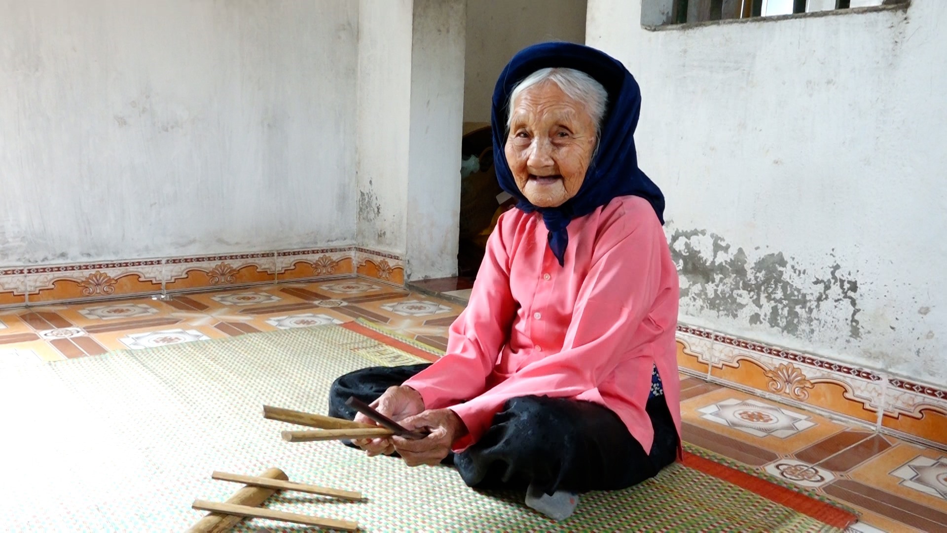 Nghệ nhân nhân dân Đặng Thị Tự (thôn Trại Giữa, xã Đầm Hà, huyện Đầm Hà, tỉnh Quảng Ninh) vẫn say mê với những làn điệu của Hát nhà tơ – Hát, múa cửa đình. Ảnh: Đoàn Hưng