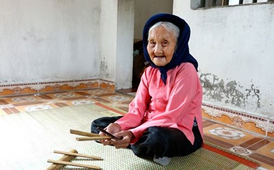 Nghệ nhân nhân dân Đặng Thị Tự (thôn Trại Giữa, xã Đầm Hà, huyện Đầm Hà, tỉnh Quảng Ninh) vẫn say mê với những làn điệu của Hát nhà tơ – Hát, múa cửa đình. Ảnh: Đoàn Hưng