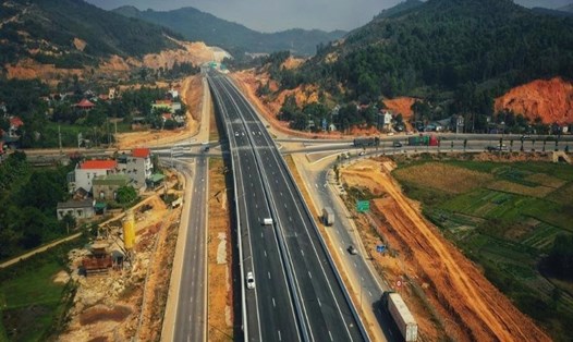 Thủ tướng vừa ký Công điện chỉ đạo đẩy nhanh tiến độ triển khai các dự án đường bộ cao tốc quan trọng quốc gia, trọng điểm. Ảnh: VGP