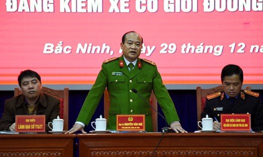 Đại tá Nguyễn Văn Huệ, Phó Giám đốc Công an tỉnh Bắc Ninh, phát biểu tại buổi họp báo. Ảnh: Văn Giang.