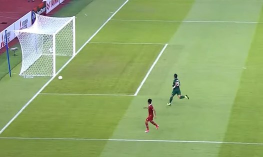 Pha bỏ lỡ khó tin của cầu thủ Witan bên phía Indonesia trong trận hoà 1-1 trước Thái Lan. Ảnh cắt từ video.