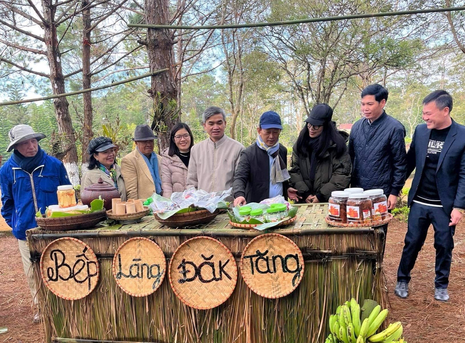 Một quầy hàng trưng bày các đặc sản của xã Đăk Tăng, huyện Kon Plông. Ảnh Thanh Tuấn