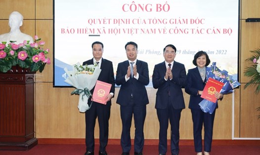 Ông Bùi Minh Đức (ngoài cùng bên trái) nhận quyết định của Tổng Giám đốc BHXH Việt Nam. Ảnh: Hoàng Tùng