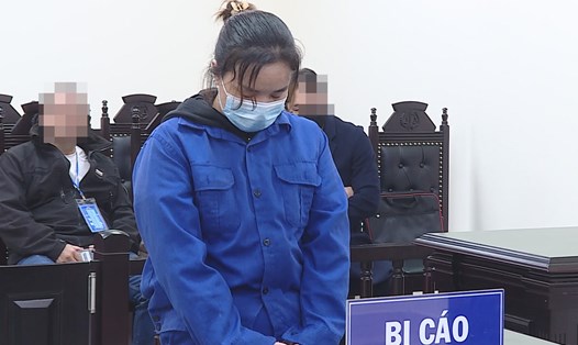 Nguyễn Thị Hằng bị xét xử hai tội danh liên quan đến trộm cắp, cướp tài sản. Ảnh: Quang Việt