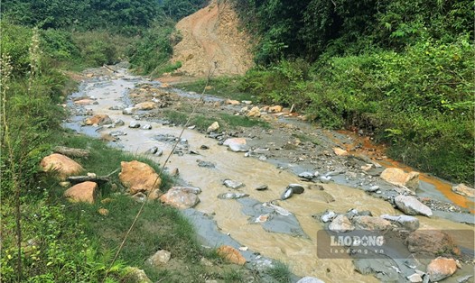 Dòng suối Khau Âu, xóm Thượng Kim, xã Thần Sa (Võ Nhai) bị ô nhiễm nhiều năm nay khiến cuộc sống người dân bị đảo lộn, ảnh hưởng tiêu cực đến môi trường và sản xuất nông nghiệp của người dân. Ảnh: Nguyễn Hoàn.