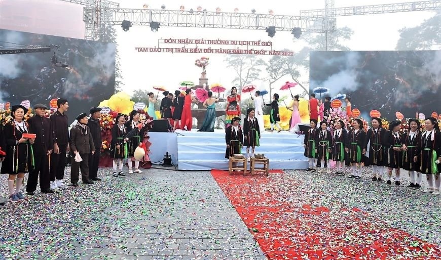 Thị trấn Tam Đảo nhận Cúp danh giá Giải thưởng du lịch Thế giới “Tam Đảo – Thị trấn du lịch ấn tượng hàng đầu Thế giới”. Ảnh: UBND huyện Tam Đảo