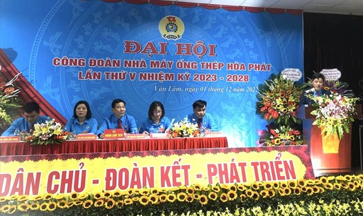 Lãnh đạo LĐLĐ huyện Văn Lâm phát biểu tại Đại hội Công đoàn Nhà máy Ống thép Hoà Phát. Ảnh: Công đoàn Văn Lâm