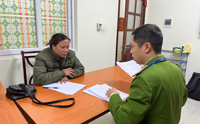 Công an phường Hàng Bạc xử phạt người bán giá 80.000 đồng/củ khoai ở Hồ Gươm. Ảnh: Công an cung cấp