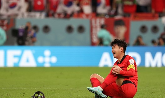 Tiền đạo Son Heung-min bật khóc sau khi tuyển Hàn Quốc giành vé vào vòng 1/8 tại World Cup 2022. Ảnh: FIFA