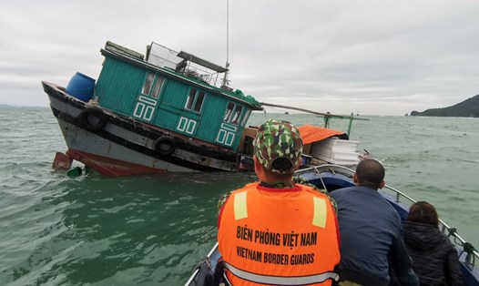 Cán bộ chiến sĩ Đồn Biên phòng Đảo Trần cứu tàu cá của ngư dân địa phương gặp nạn trên biển. Ảnh: Nguyễn Chiến