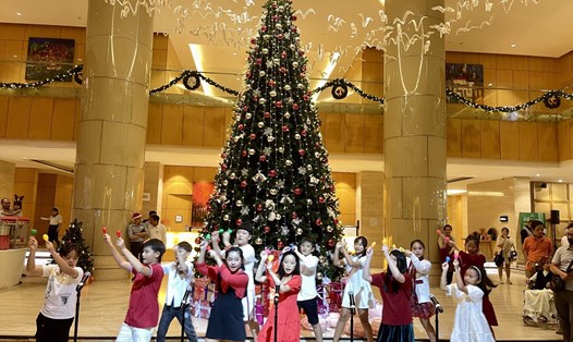 Lễ thắp sáng cây thông Noel với nhiều niềm vui, hi vọng, ý nghĩa được nhiều khách sạn ở Nha Trang tổ chức. Ảnh: Phương Linh