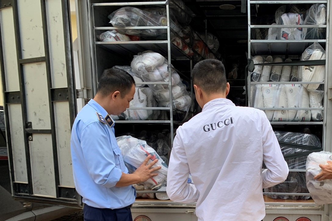 Phát hiện nhiều sản phẩm hàng nhái các thương hiệu nổi tiếng. Ảnh: Cục Quản lý thị trường Sơn La.