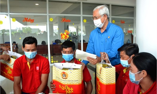 Chủ tịch LĐLĐ tỉnh An Giang Nguyễn Thiên Phú trao quà cho người lao động dịp Tết. Ảnh: Lâm Điền