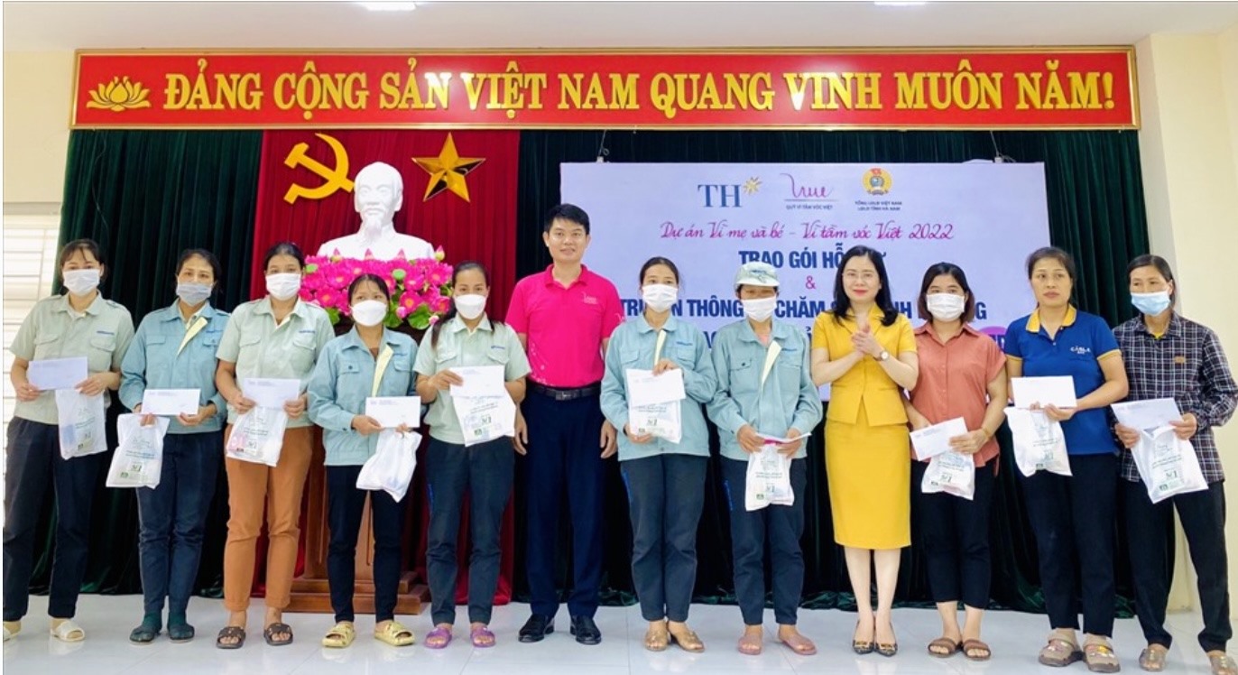 Trao quà cho công nhân tại hoạt động “Trao gói hỗ trợ và truyền thông về chăm sóc dinh dưỡng cho người lao động bị ảnh hưởng bởi COVID-19”. Ảnh: Thuý Chinh