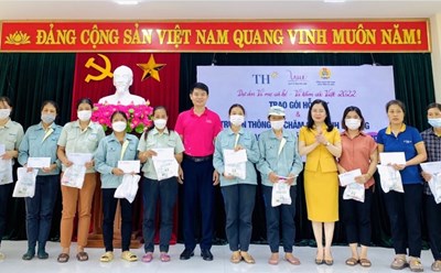Trao quà cho công nhân tại hoạt động “Trao gói hỗ trợ và truyền thông về chăm sóc dinh dưỡng cho người lao động bị ảnh hưởng bởi COVID-19”. Ảnh: Thuý Chinh
