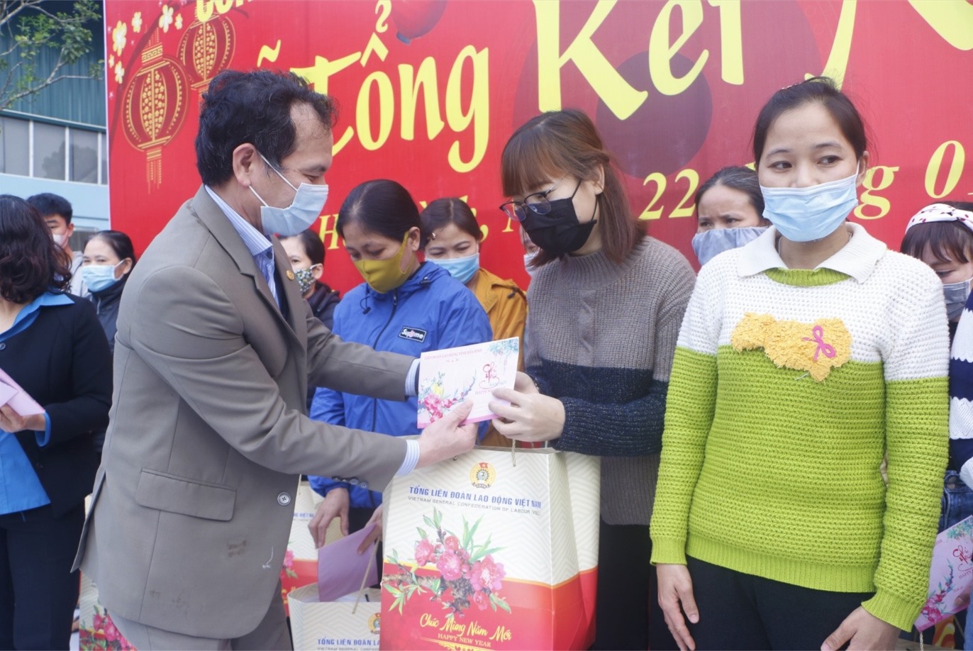 Ông Nguyễn Mạnh Cương - Chủ tịch LĐLĐ tỉnh Hòa Bình trao cho đoàn viên, NLĐ.