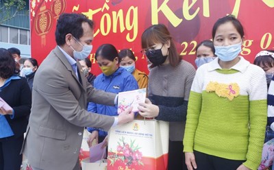 Ông Nguyễn Mạnh Cương - Chủ tịch LĐLĐ tỉnh Hòa Bình trao cho đoàn viên, NLĐ.