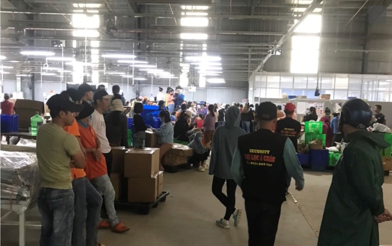 Sáng 2.12, công nhân Công ty TNHH SSLV Đà Nẵng đã ngưng việc, phản đối nợ lương. Ảnh: BQL Khu CNC cung cấp