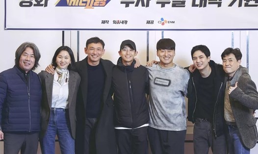 Hwang Jung Min, Jung Hae In và dàn diễn viên phim “Veteran 2”. Ảnh: Nhà phát hành CJ.