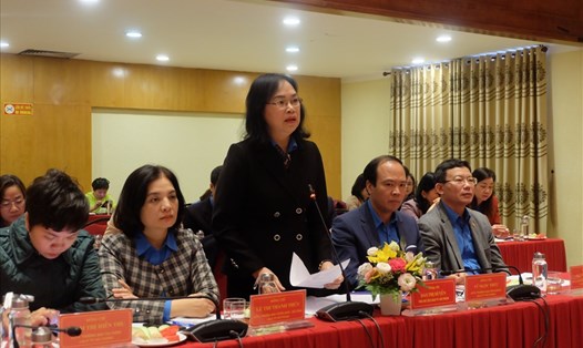 Bà Đào Thị Huyền - Phó Chủ tịch Liên đoàn Lao động Thành phố Hải Phòng tham luận tại Tổng kết phong trào công nhân viên chức lao động và hoạt động Công đoàn Cụm thi đua  Liên đoàn Lao động 5 thành phố trực thuộc Trung ương năm 2022. Ảnh: Mai Quý