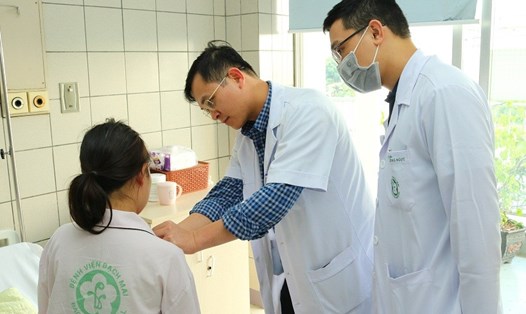 Chăm sóc người bệnh tại Bệnh viện Bạch Mai. Ảnh: Mai Thanh
