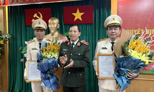 Thứ trưởng Lê Văn Tuyến (giữa) trao quyết định bổ nhiệm cho hai tân Cục trưởng. Ảnh: VGP
