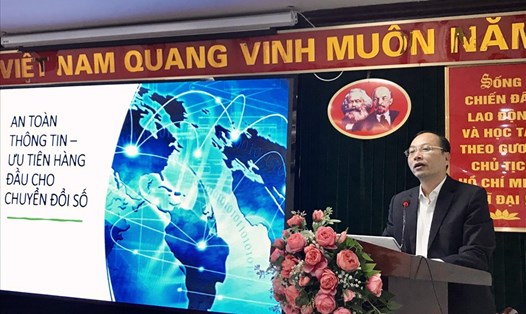 Cán bộ Viettel Tuyên Quang tuyên truyền một số nội dung về chuyển đổi số tới cán bộ công đoàn. Ảnh: Vũ Dung