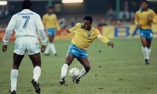 Pele đã thi đấu nhiều trận và ghi nhiều bàn trong các trận đấu không chính thức. Ảnh: AFP