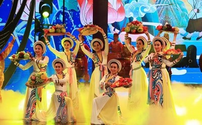 Một tiết mục văn nghệ trong chương trình nghệ thuật đặc biệt "Xuân Quê hương 2022". Ảnh: Hiền Ngân