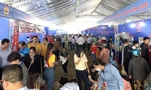 Hàng trăm công nhân lao động tại Tây Ninh đi Chợ Tết Công đoàn 2023. Ảnh: Thu Nguyệt