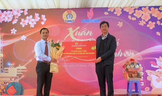 Công đoàn Dầu khí Việt Nam trao tặng quà cho Công đoàn Thủy điện Đakđrinh. Ảnh Thành Linh
