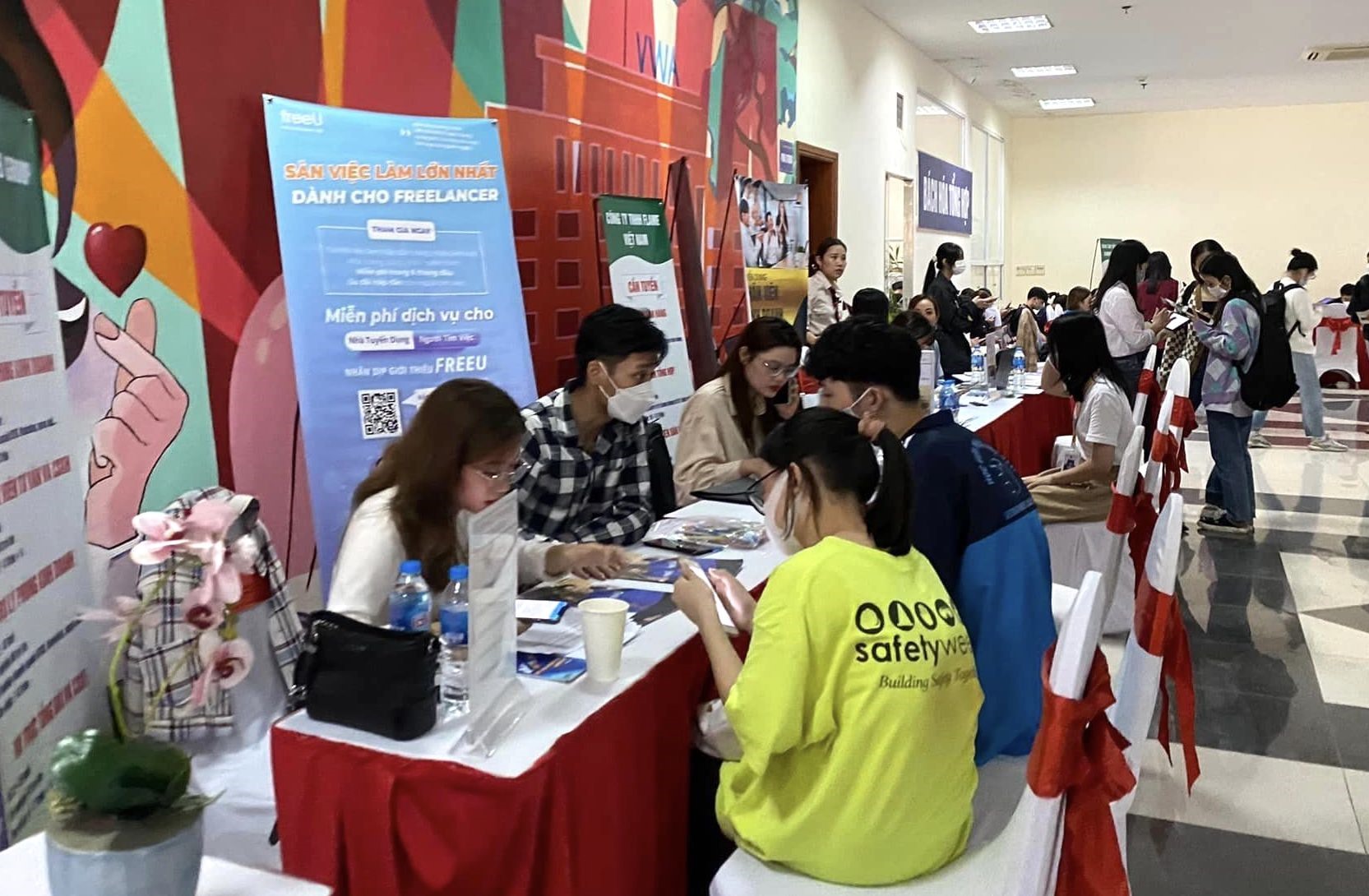 Giải quyết cơn khát lao động thời vụ cuối năm