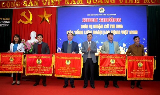 Đại diện lãnh đạo tỉnh Thái Nguyên trao Cờ thi đua của Tổng LĐLĐ Việt Nam tặng 5 tập thể. Ảnh: Công đoàn Thái Nguyên
