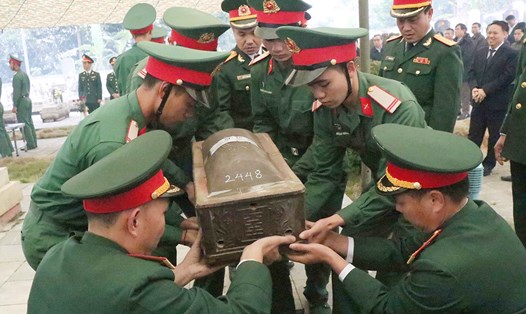 4 hài cốt liệt sĩ quân tình nguyện Việt Nam hy sinh trên nước bạn Lào được đón về an táng tại Điện Biên. Ảnh: Thanh Bình