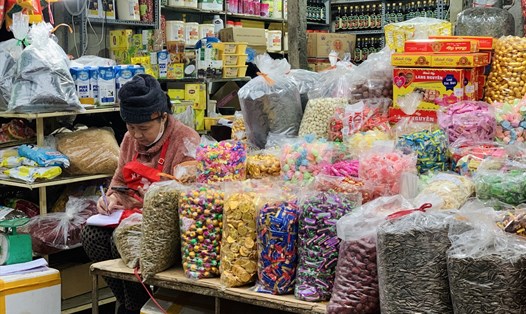 Tiểu thương kinh doanh mứt Tết và các loại hạt tại chợ Vinh (phường Hồng Sơn) ngóng khách. Ảnh: Quỳnh Trang