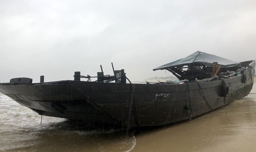 Chiếc tàu nước ngoài dạt vào bờ biển tỉnh Quảng Trị. Ảnh: Phan Vĩnh.