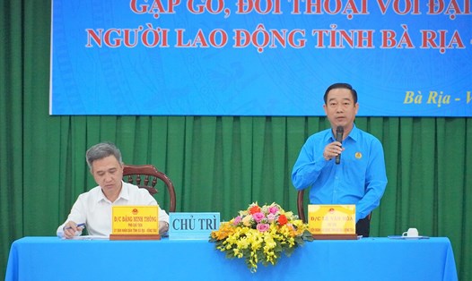 Ông Lê Văn Hòa - Chủ tịch LĐLĐ tỉnh điều hành hội nghị đối thoại. Ảnh: Thành An