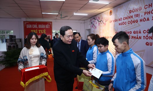 Phó Chủ tịch Thường trực Quốc hội Trần Thanh Mẫn tặng quà Tết tới công nhân lao động hoàn cảnh khó khăn. Ảnh: Bảo Hân