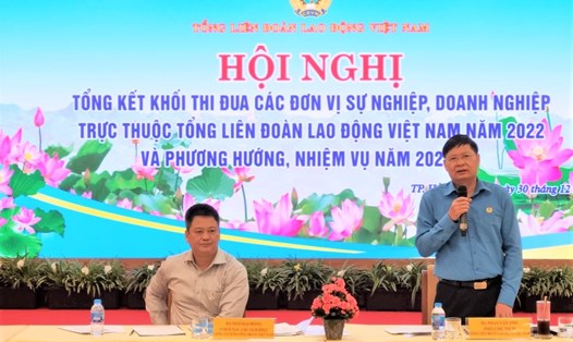 Phó Chủ tịch Tổng LĐLĐ Việt Nam Phan Văn Anh (người đứng) phát biểu chỉ đạo tại hội nghị. Ảnh: Nam Dương