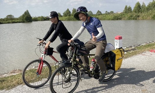 Đạp xe về các vùng nông thôn vào cuối tuần đang là cách giải toả căng thẳng công việc được nhiều lứa tuổi lựa chọn. Ảnh: Thanh Thuỷ