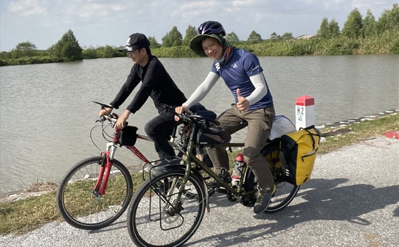 Đạp xe về các vùng nông thôn vào cuối tuần đang là cách giải toả căng thẳng công việc được nhiều lứa tuổi lựa chọn. Ảnh: Thanh Thuỷ