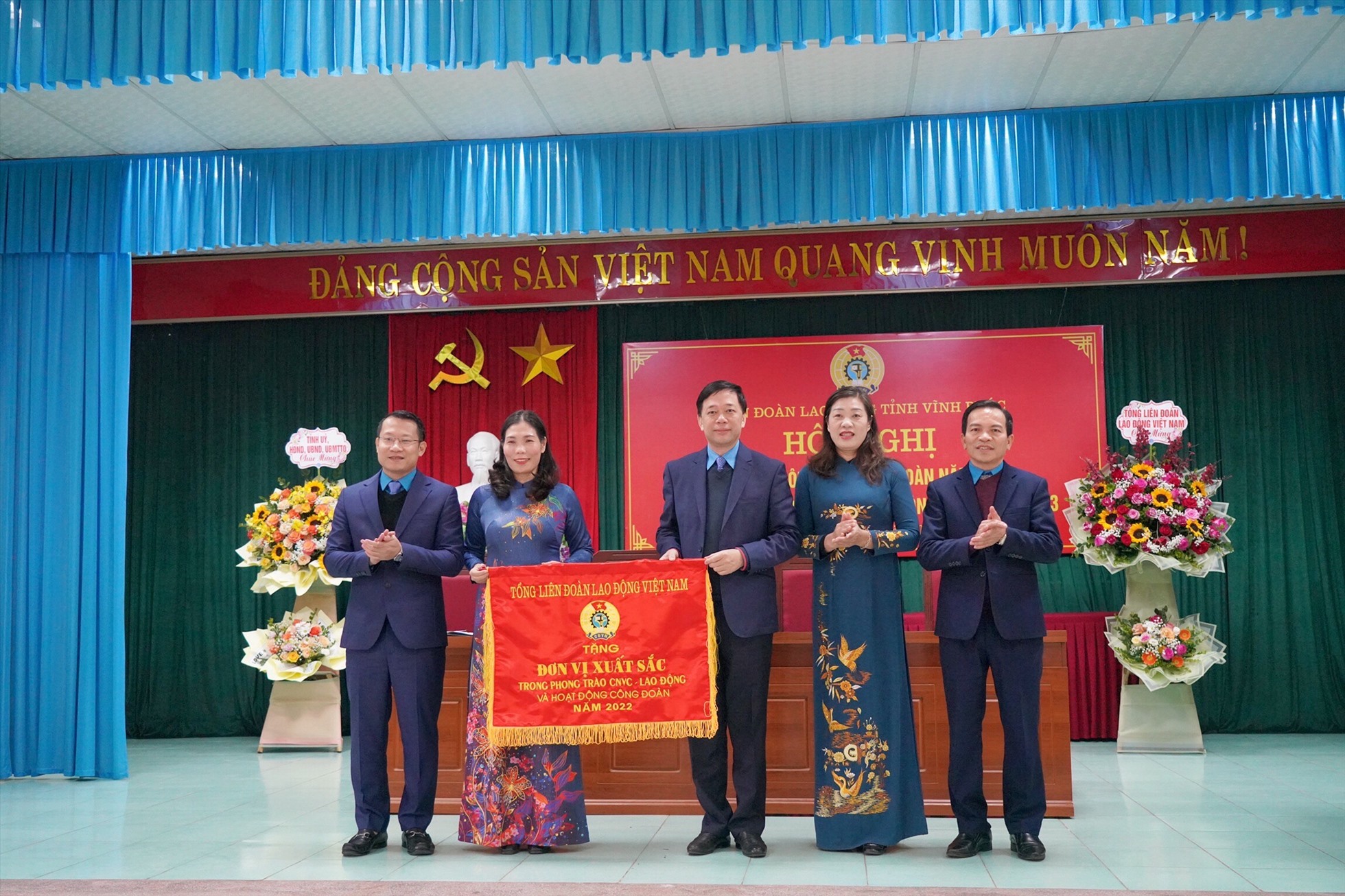 Trưởng Ban Tổ chức (Tổng Liên đoàn Lao động Việt Nam) Tống Văn Băng (thứ 3 từ phải qua) trao Cờ thi đua của Tổng Liên đoàn Lao động Việt Nam tới Liên đoàn Lao động tỉnh vì đã có thành tích xuất sắc. Ảnh: Nguyễn Thêm