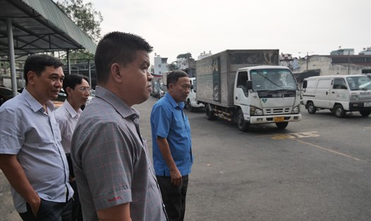 Tổ công tác của Sở Giao thông vận tải TPHCM đến kiểm tra một số Trung tâm đăng kiểm trên địa bàn thành phố chiều 30.12. Ảnh: Anh Tú