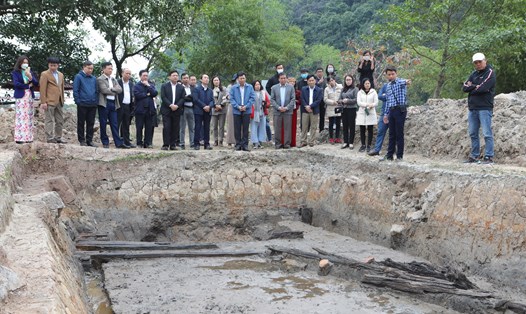 Tại điểm khai quật ở khu vực cánh đồng Nội Trong, các nhà khảo cổ đã phát hiện những dấu tích của kiến trúc giai đoạn Trường Châu. Ảnh: Nguyễn Trường