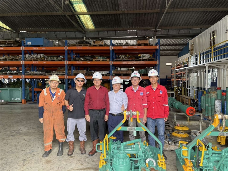 Lãnh đạo Công đoàn PV Drilling đến thăm hỏi, động viên nhóm tác giả công trình “Thiết kế, chế tạo và ứng dụng thiết bị HEBA”, Công ty PVD Well Services. Ảnh: Trúc Lâm