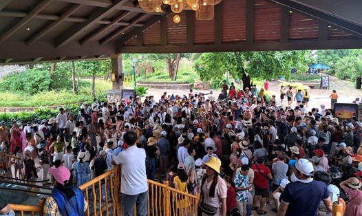 Du khách tập trung ở các điểm tham quan du lịch của TP Phú Quốc khá đông. Ảnh: Phú Quốc