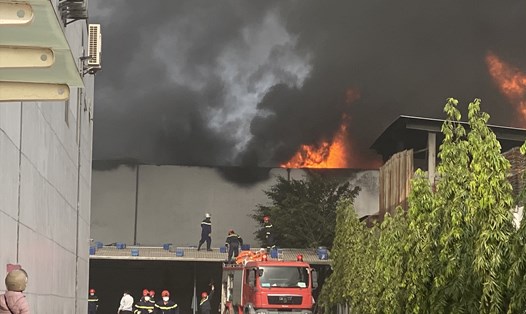 Cháy lớn tại Khu công nghiệp Hòa Khánh, TP.Đà Nẵng sáng 31.12. Ảnh: Vũ Quang